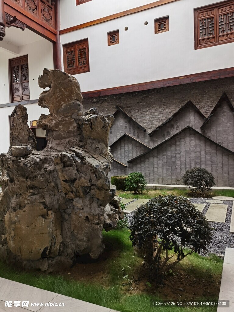中式庭院中的古樸石雕景觀