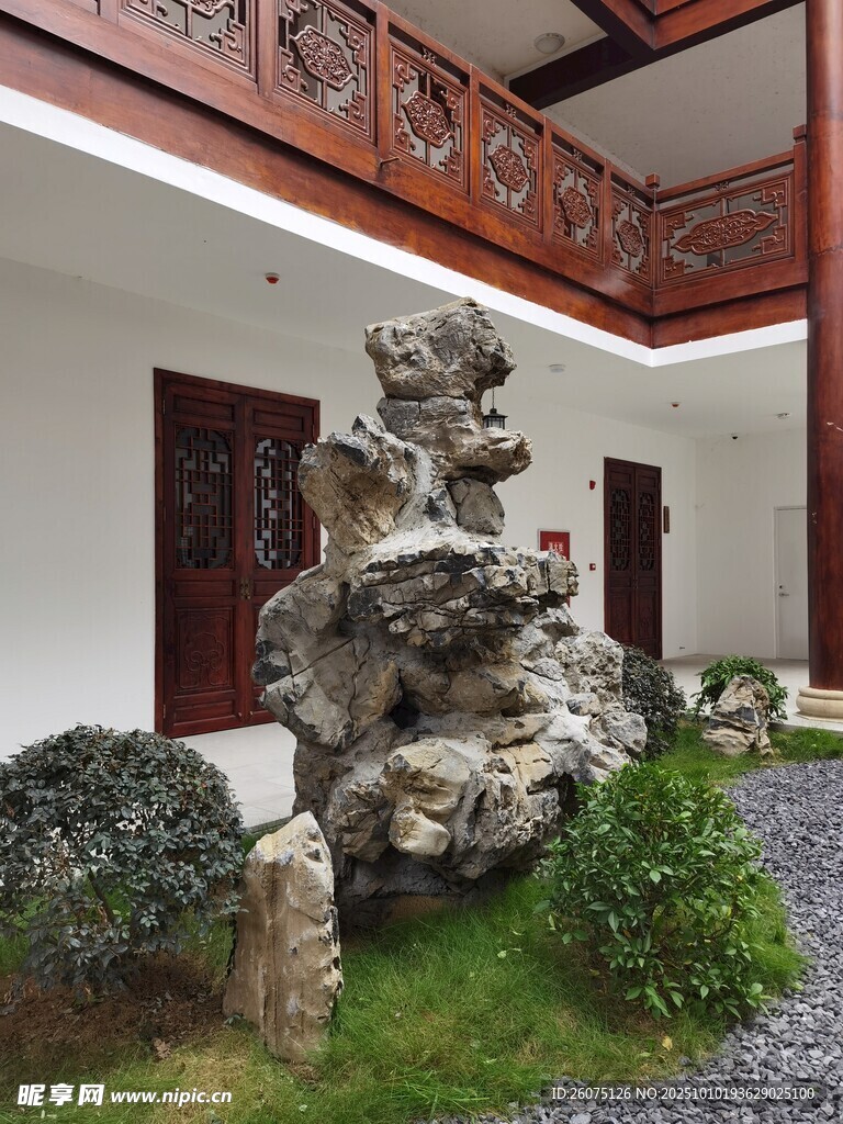中式庭院假山景觀一角
