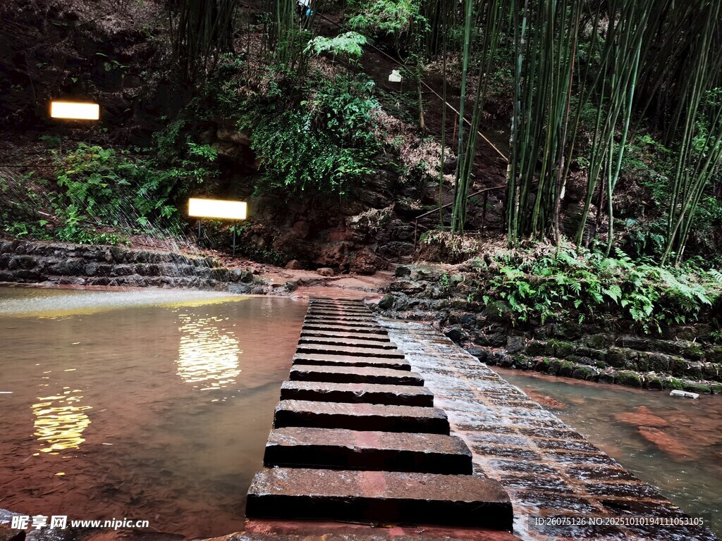 山間踏水步道清幽景致