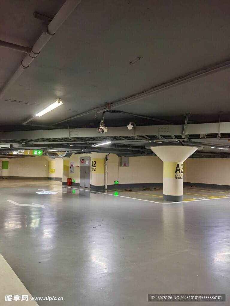 空曠現(xiàn)代地下停車場空間