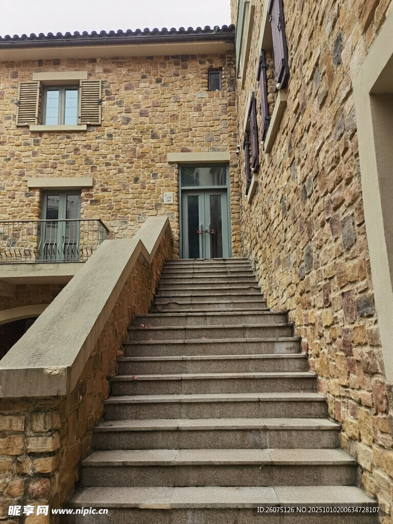 石砌建筑旁的階梯