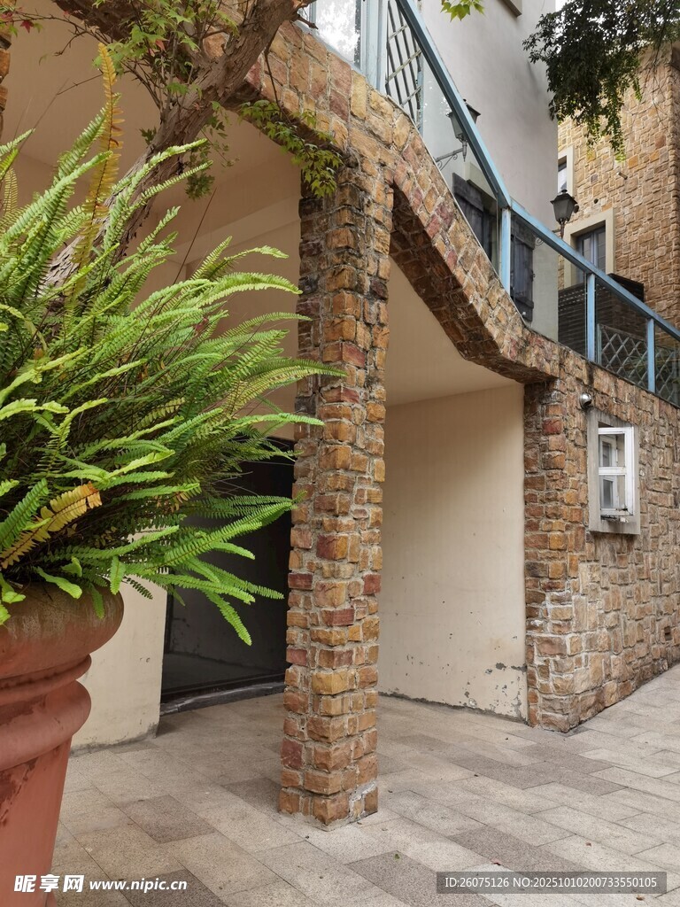庭院中的綠植與石砌建筑
