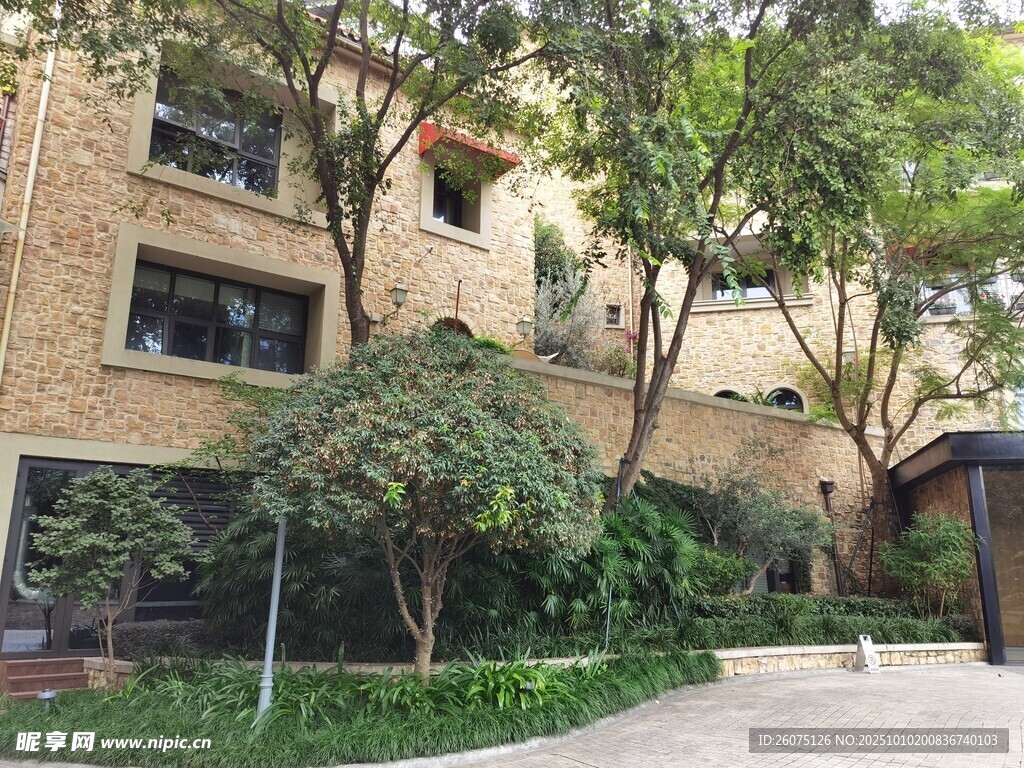 庭院綠植環(huán)繞的磚砌建筑