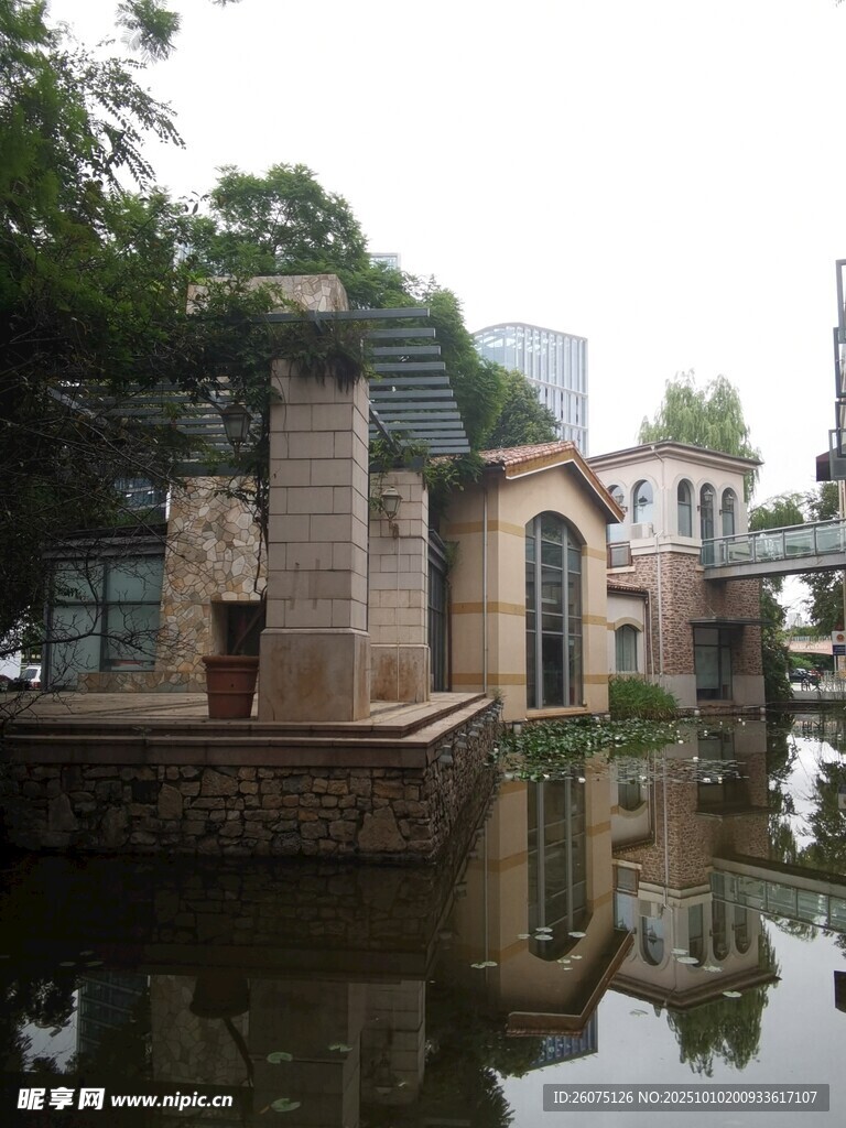 水邊歐式建筑景觀