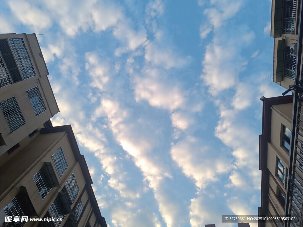 城市上空的夢幻云朵景觀