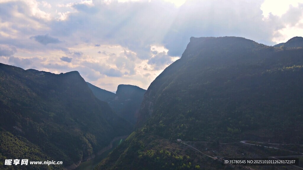 壯麗山谷間的天光美景