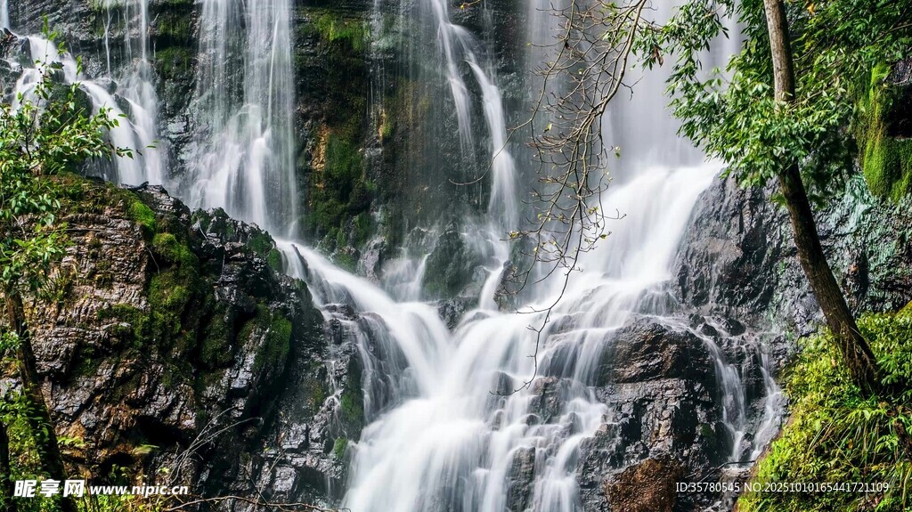 山間瀑布美景