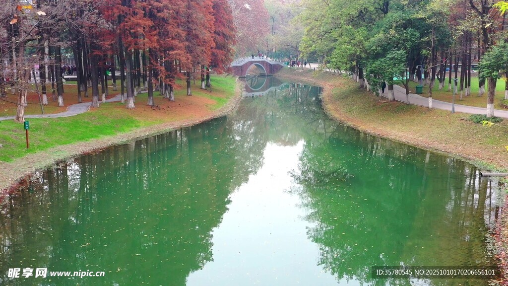 秋日河畔斑斕美景