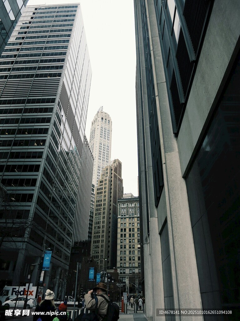 都市高樓間的繁忙街景