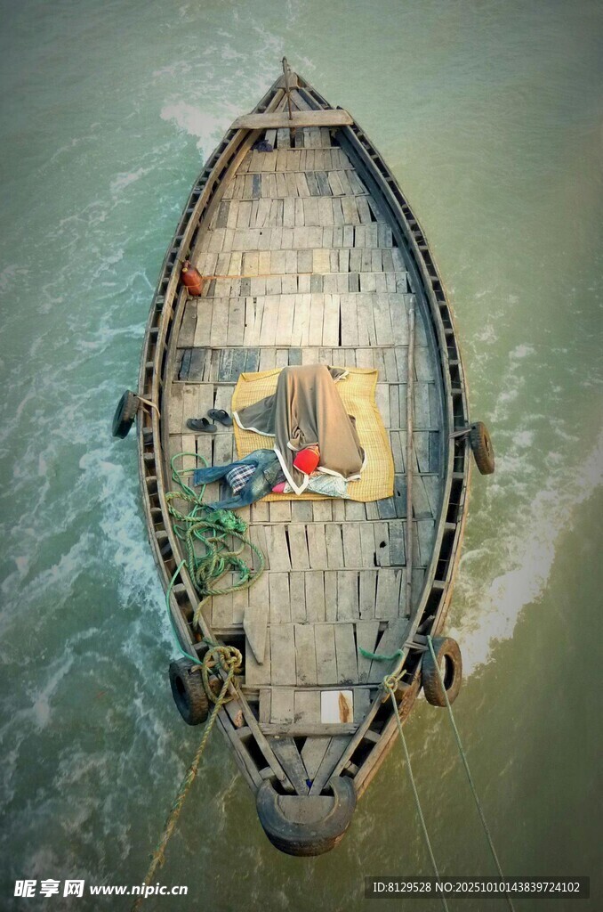 俯瞰海上小船及船上物品