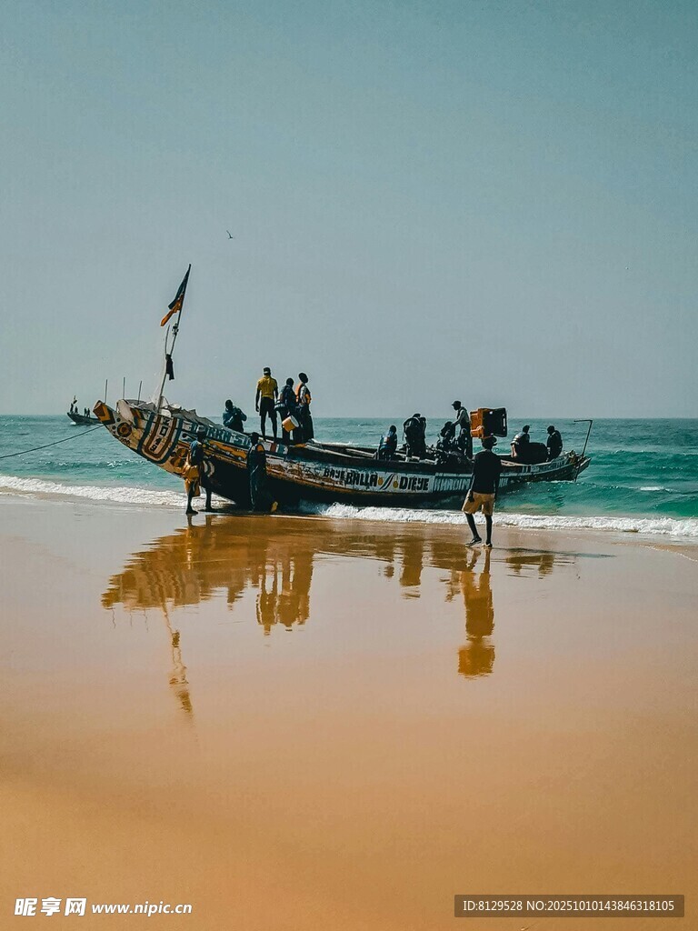 海灘上的漁船與人物身影