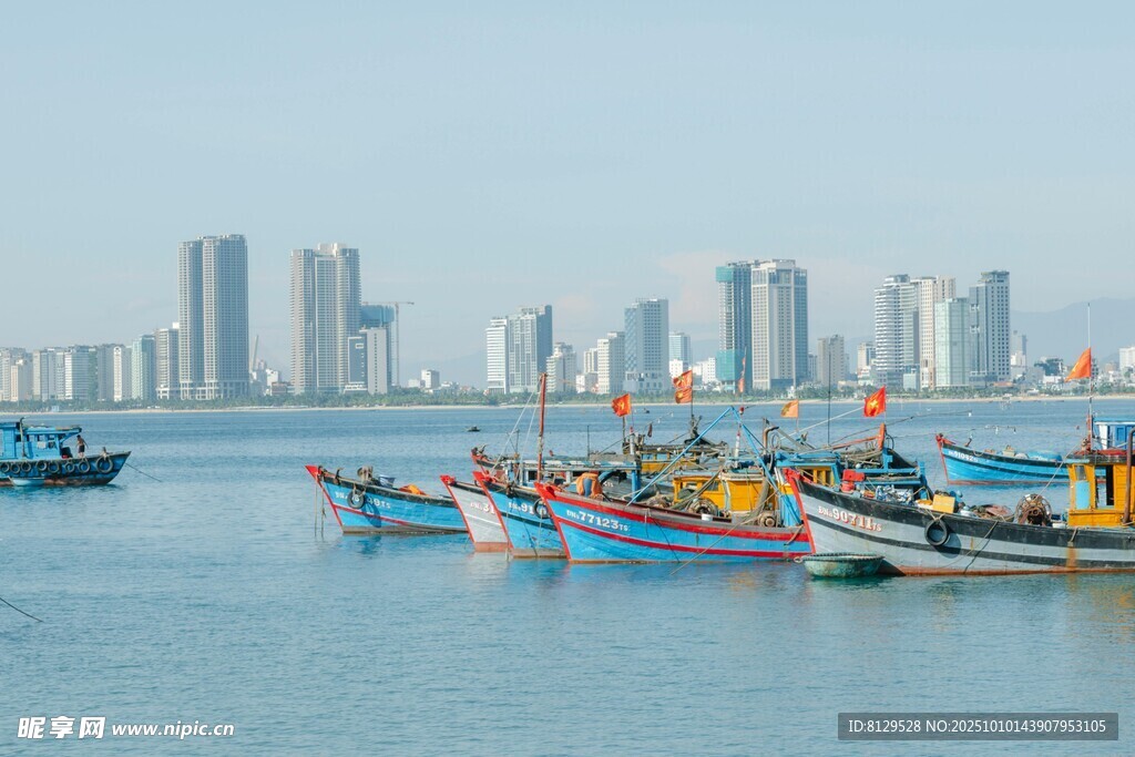 海濱漁船與城市天際線