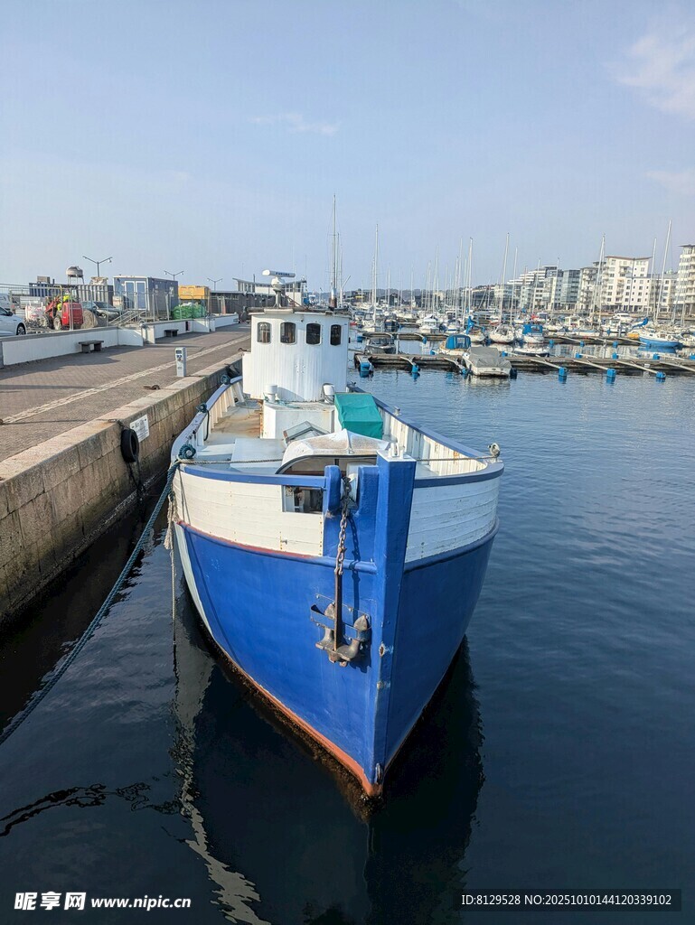 藍色漁船停靠在寧靜碼頭