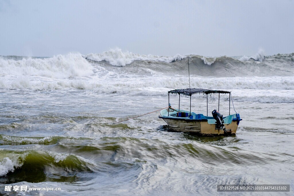 海上小船于波濤中飄搖