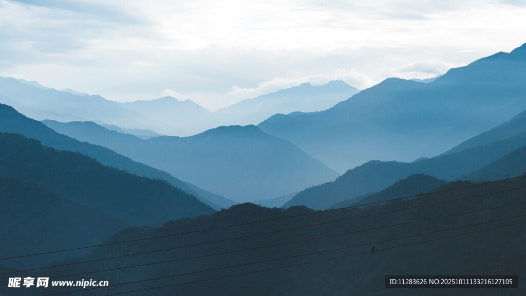 連綿山脈的壯麗景致