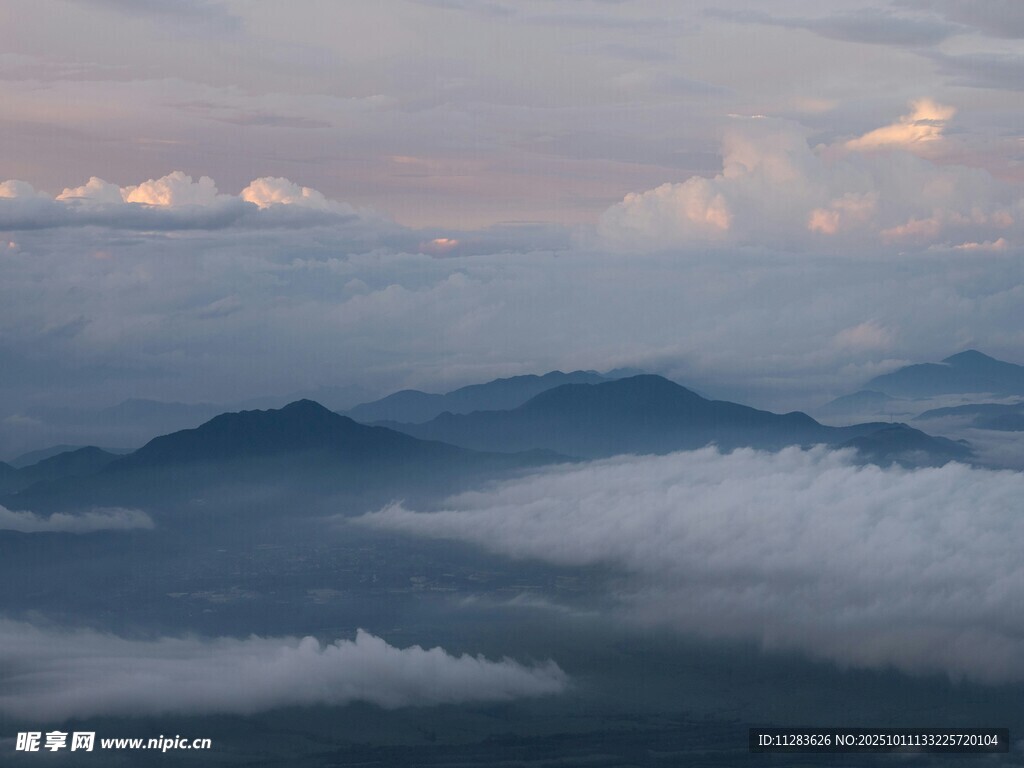云海中的山巒美景