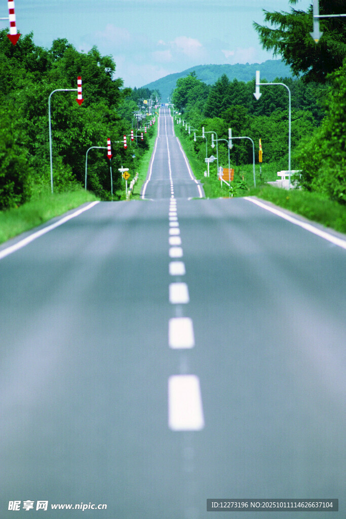 寬闊公路延伸至遠方
