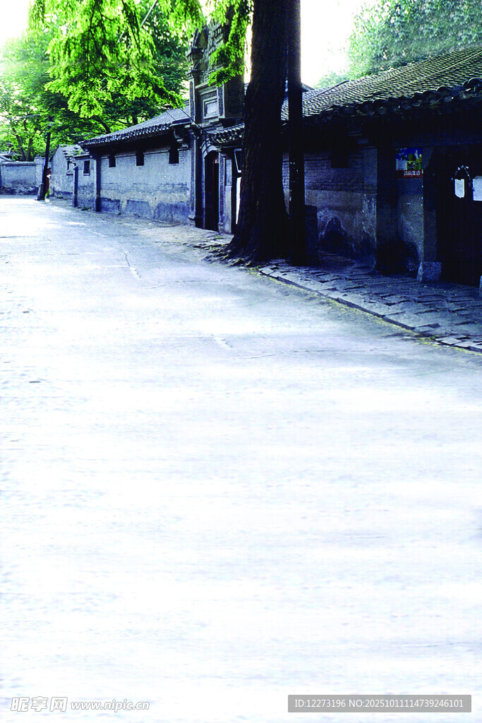寧?kù)o街道旁的老舊建筑