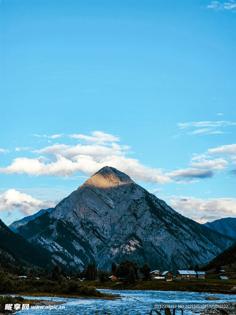 壯麗山景映藍(lán)天