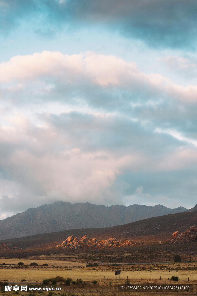 曠野山巒間的壯麗云景