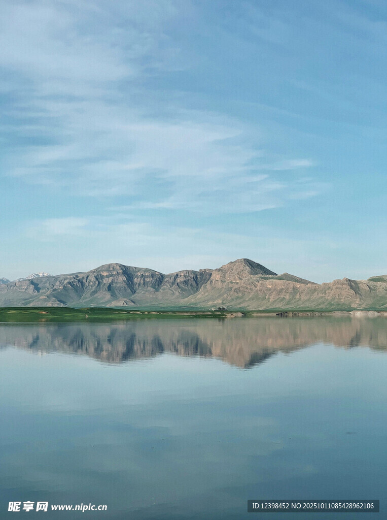平靜湖面映遠(yuǎn)山美景