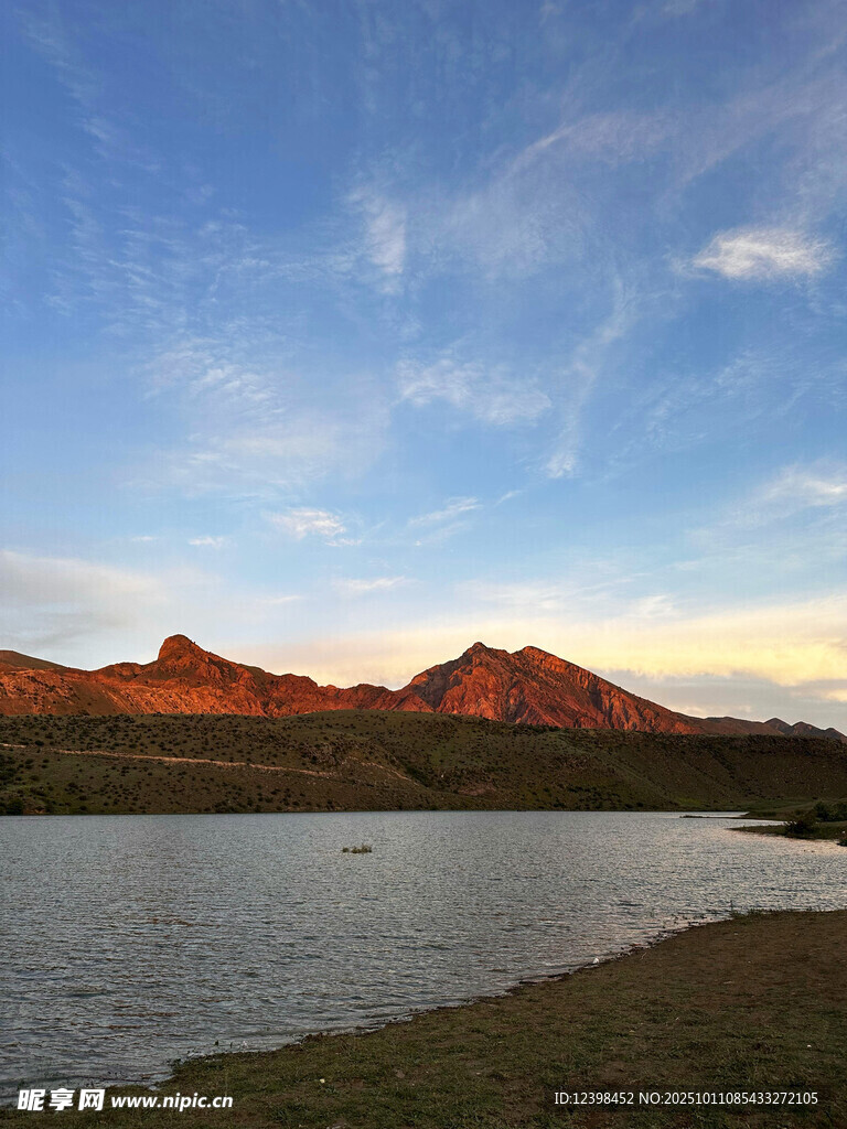 湖畔山巒的壯麗黃昏景色