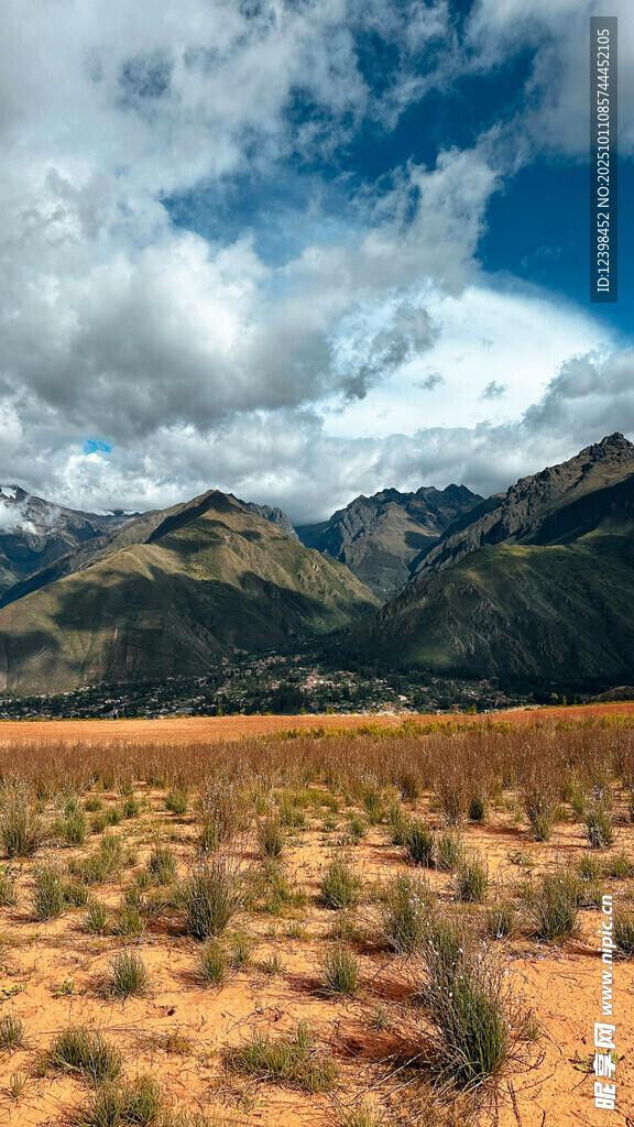 廣袤荒原與遠(yuǎn)處山巒景觀