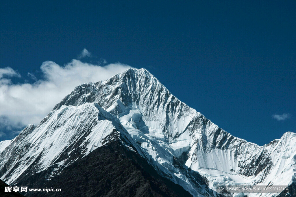 巍峨雪山壯麗景觀