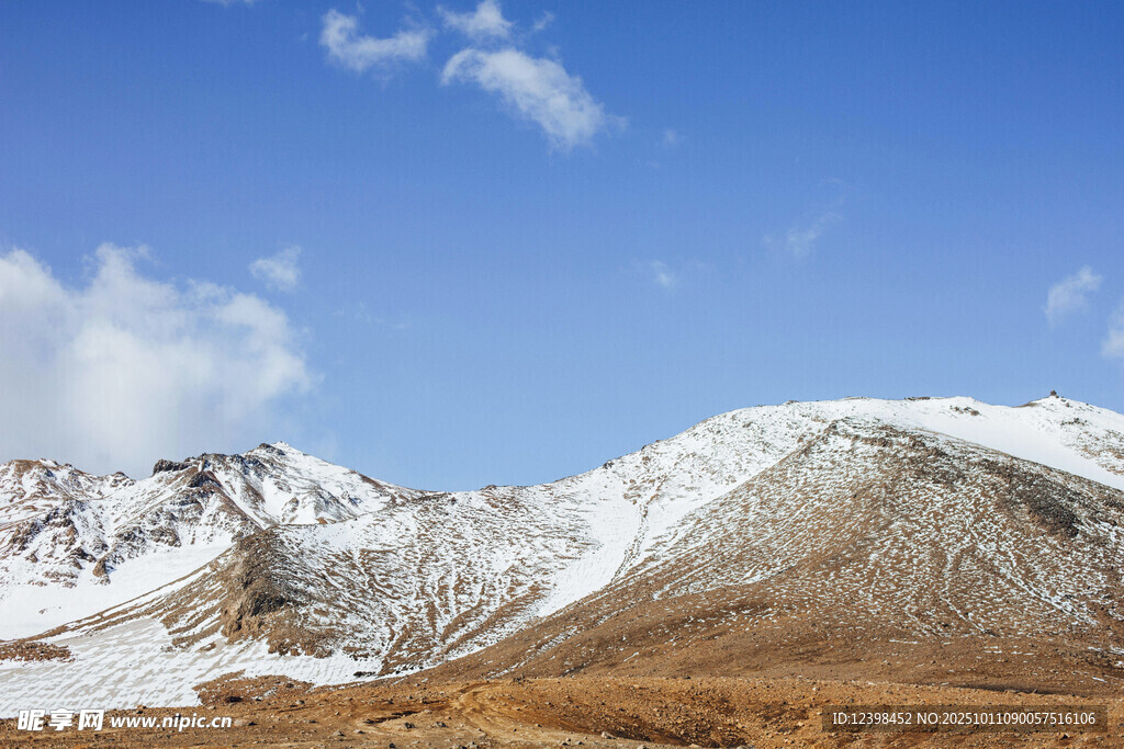 雪山藍(lán)天壯麗自然景觀