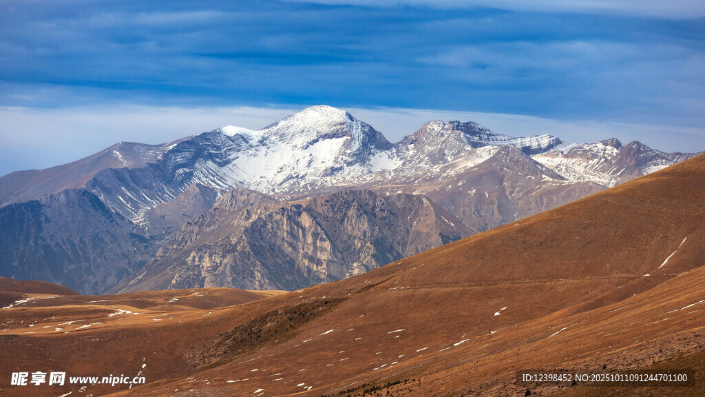 雪山下的壯麗山地景觀