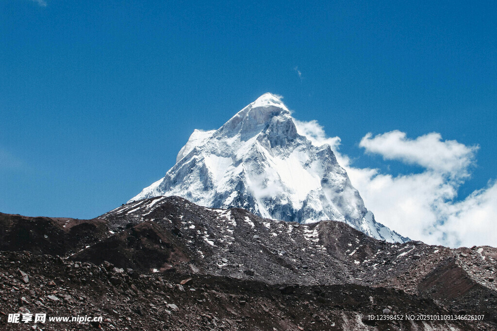 巍峨雪山壯麗景觀
