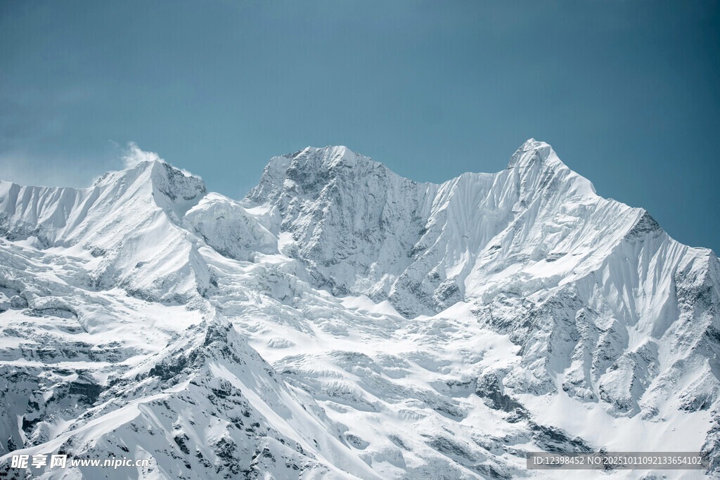 巍峨雪山壯麗景觀