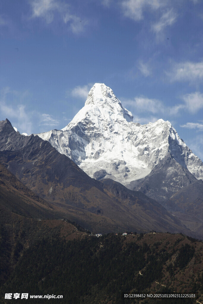 巍峨雪山之壯美景觀