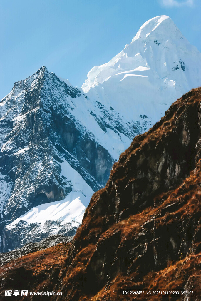 巍峨雪山與山間植被景觀