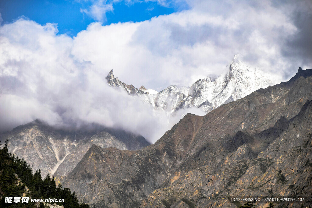 巍峨雪山云霧繚繞