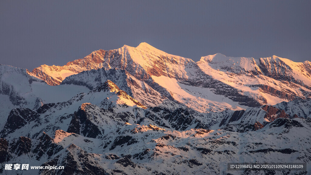 雪山壯麗日出美景