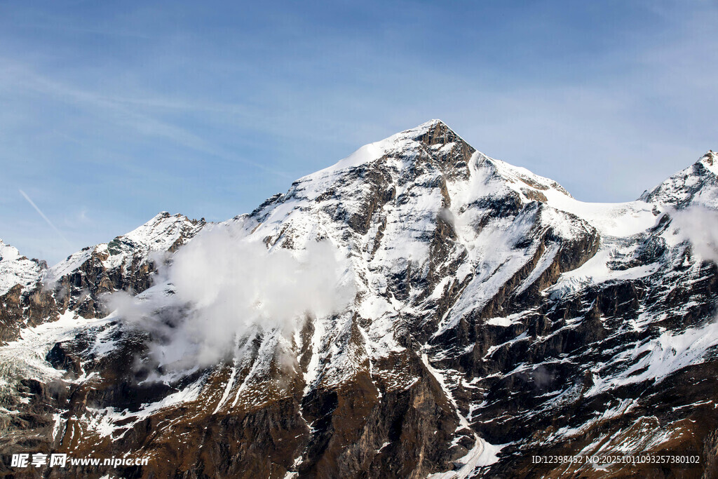 巍峨雪山壯麗景觀