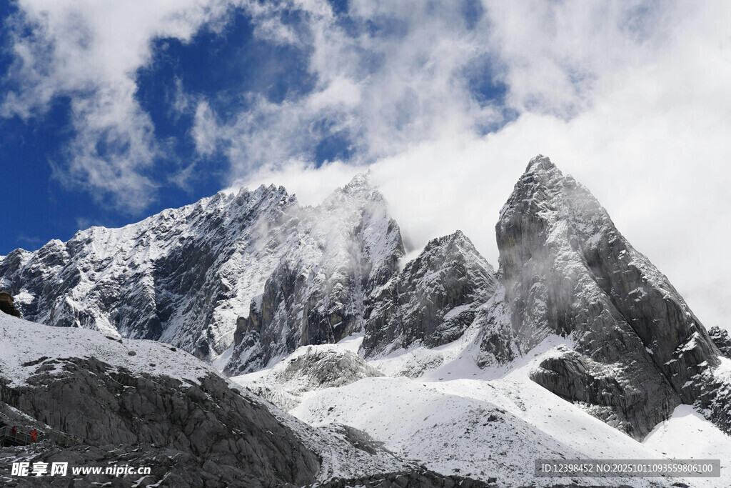 巍峨雪山