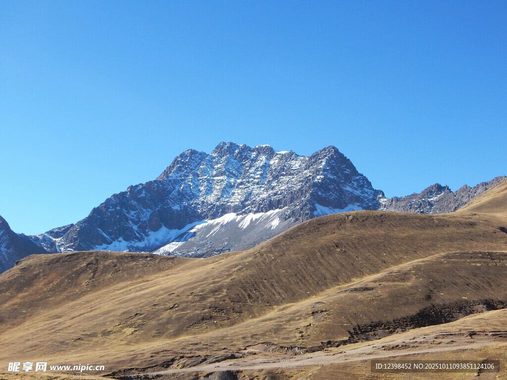 雪山下的廣袤山地風(fēng)光