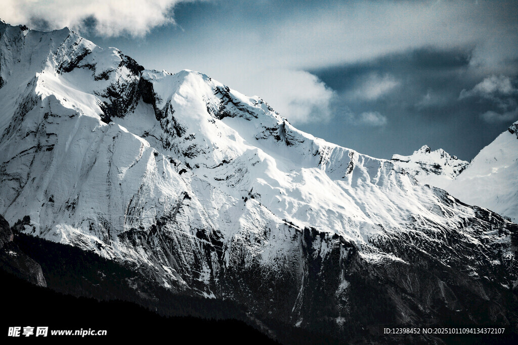 巍峨雪山壯麗景觀