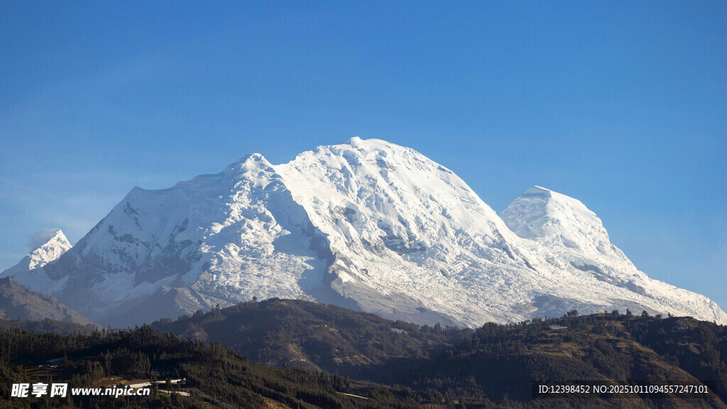 巍峨雪山壯麗景觀
