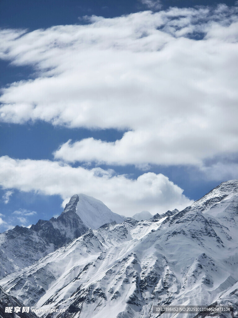 雪山之巔的壯麗云海