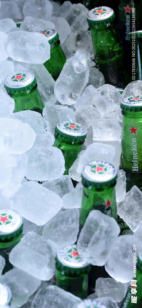 冰鎮(zhèn)啤酒瓶置于冰塊中