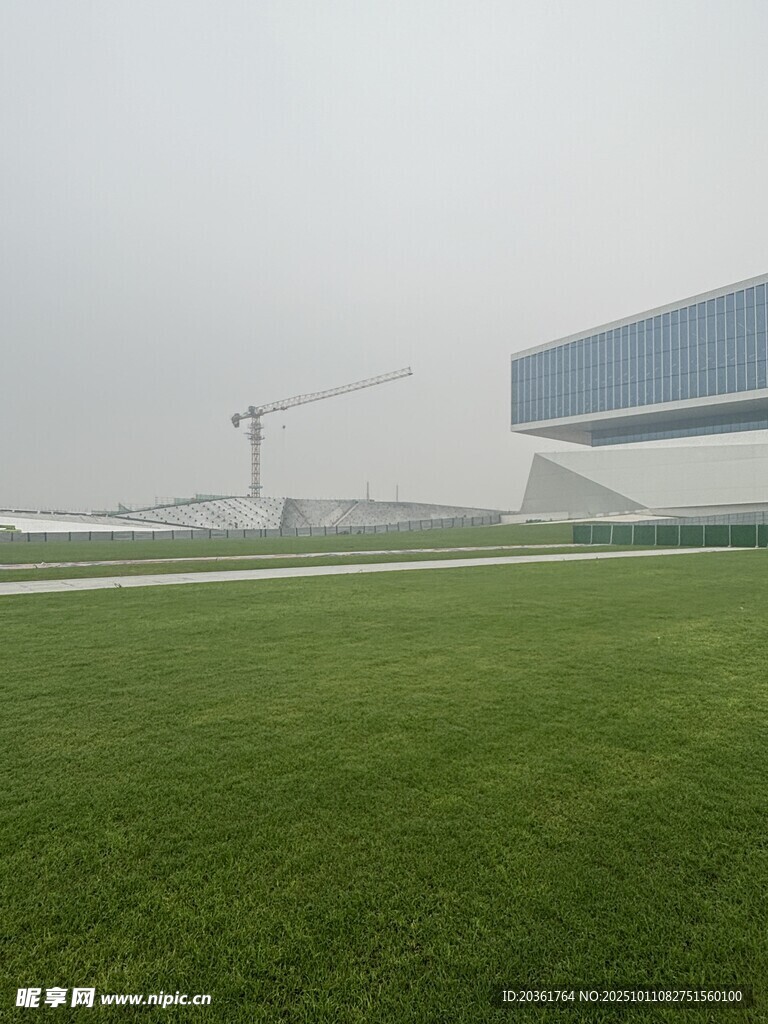 現(xiàn)代建筑旁的開闊綠草地