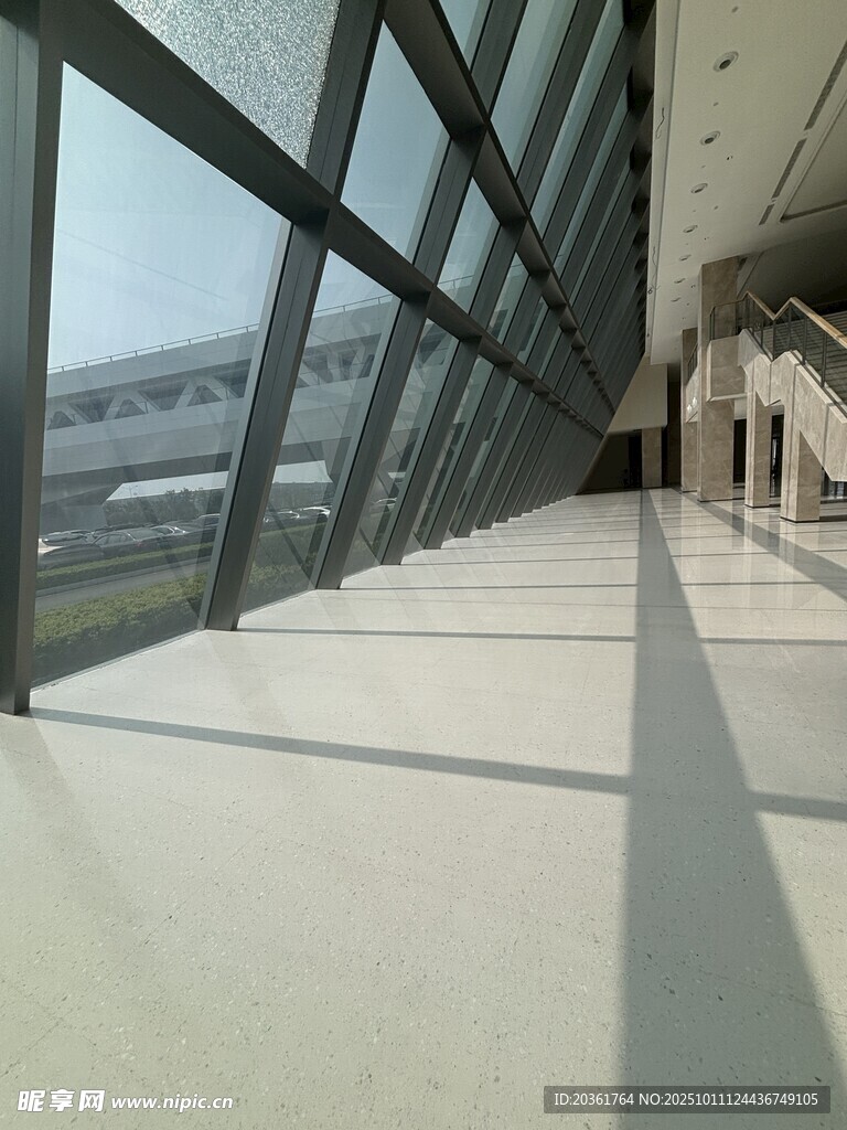 現(xiàn)代建筑寬敞走廊空間
