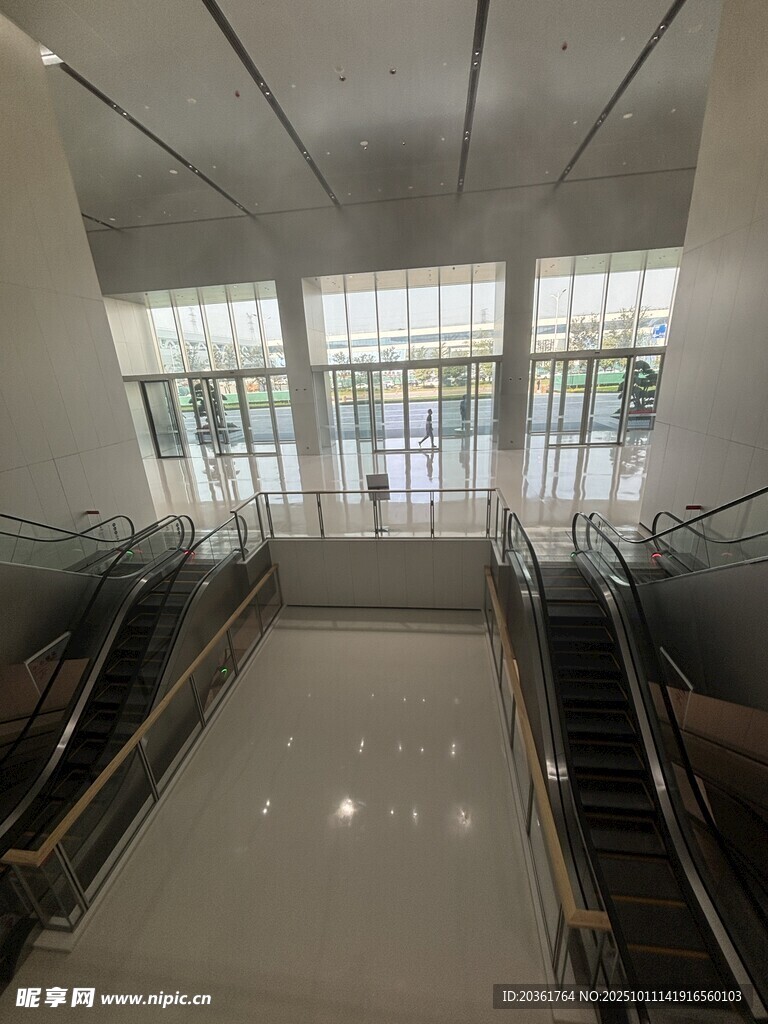 現(xiàn)代室內(nèi)自動扶梯場景