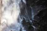 山間瀑布水流傾瀉而下