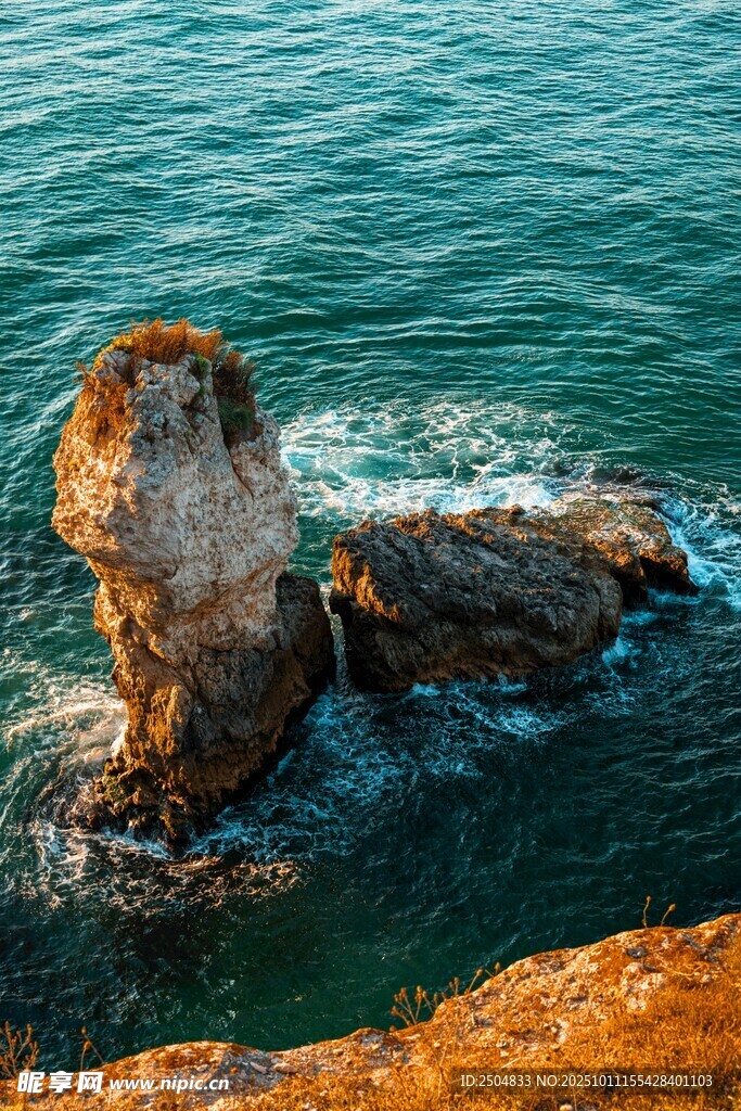 海邊礁石的美麗景致