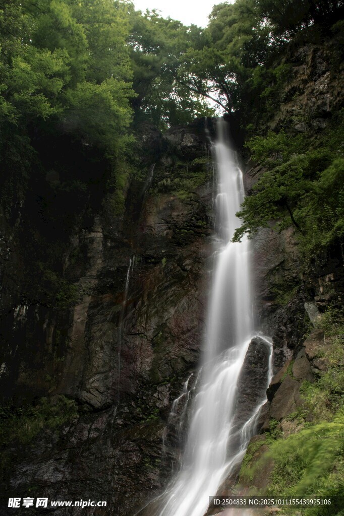 山間瀑布景觀
