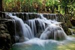 山間靈動小瀑布美景